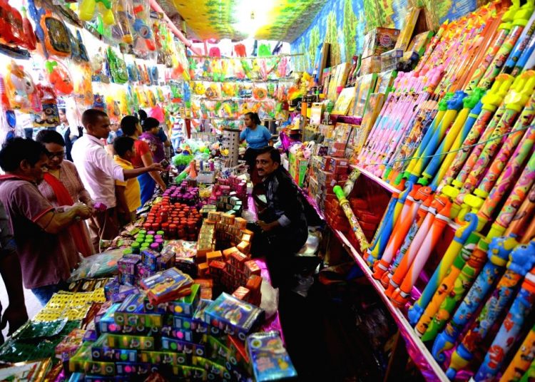 holi-shopping-from-sadar-bazaar-delhi