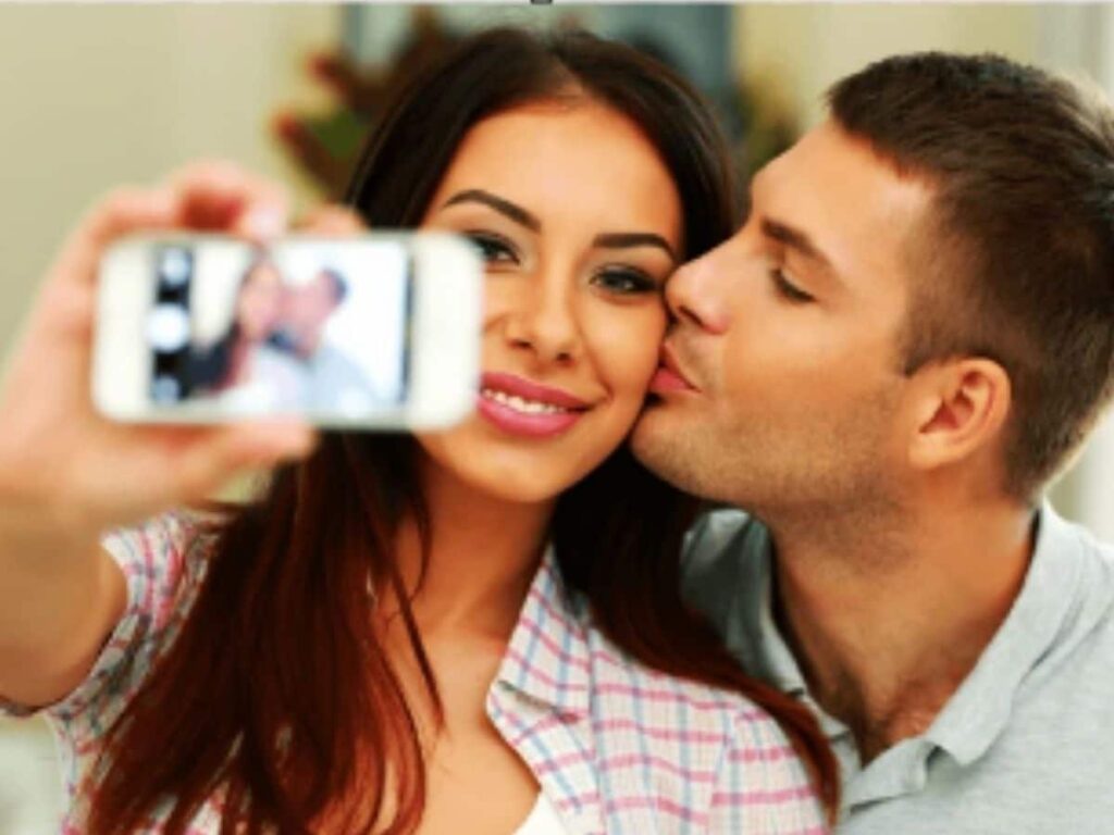 5 Social Media Moments That Can Undermine Your Relationship