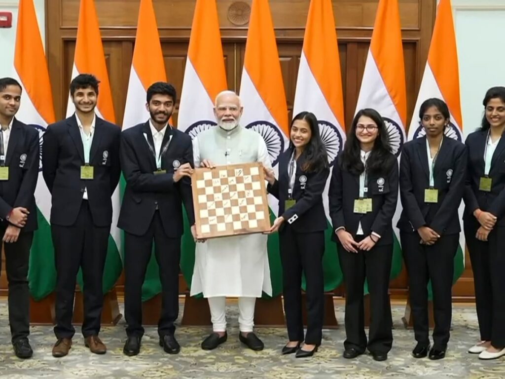 Modi Meets Indian Chess Champs After Double Gold Win at Chess Olympiad; Watches Live Matches