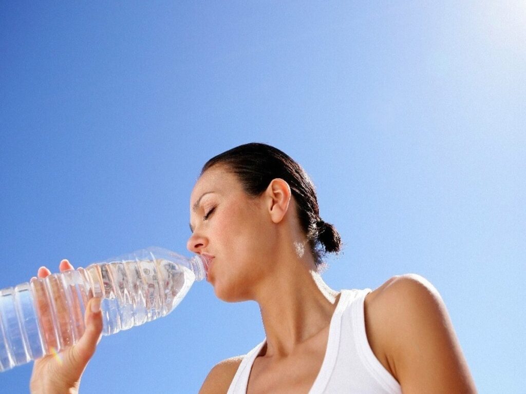 Drinking Water from a Bottle? Discover the Hidden Health Risks and the Right Way!