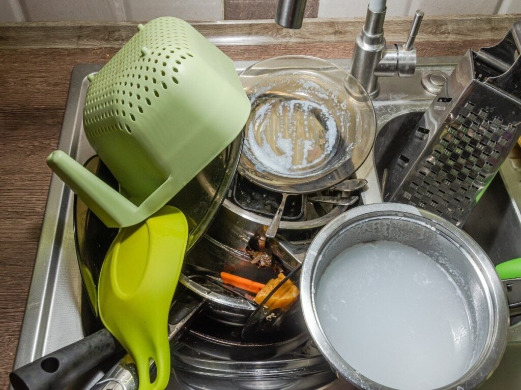 Effortless Tricks to Clean a Pile of Dishes Quickly for Festivals!