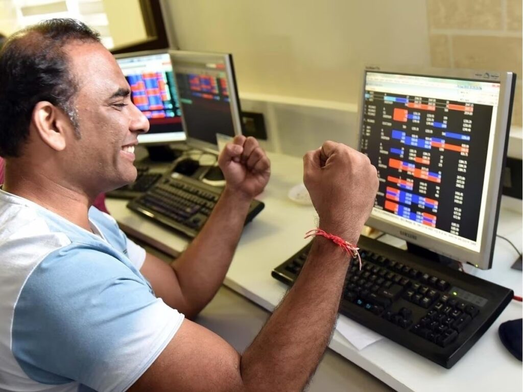 Stock skyrockets from ₹63 to 26,000%, experts say it could reach ₹20,000; recommendation to buy from major investors.