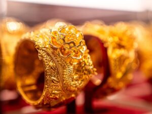 Gold prices drop by 2000 rupees: Is it a good time to buy? Expert opinions revealed.