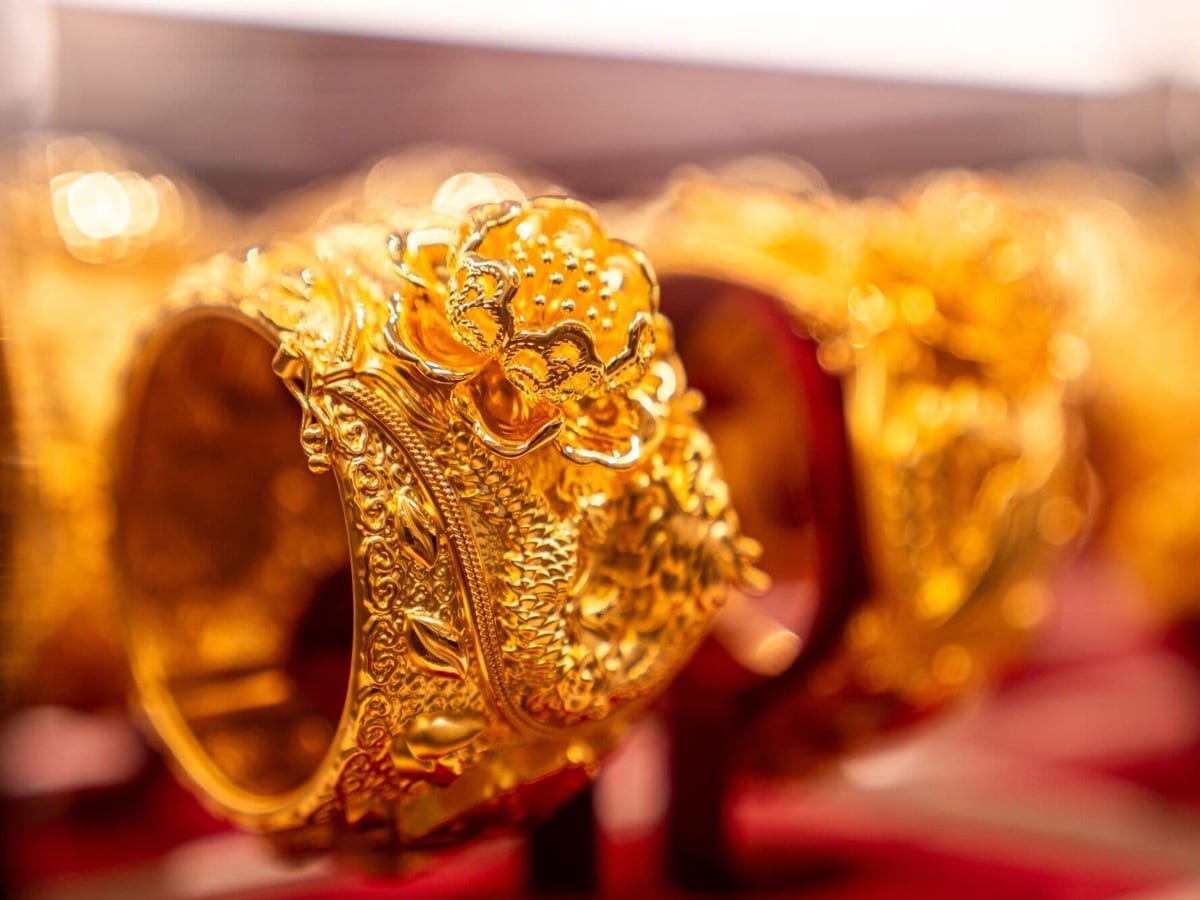 Gold prices drop by 2000 rupees: Is it a good time to buy? Expert opinions revealed.