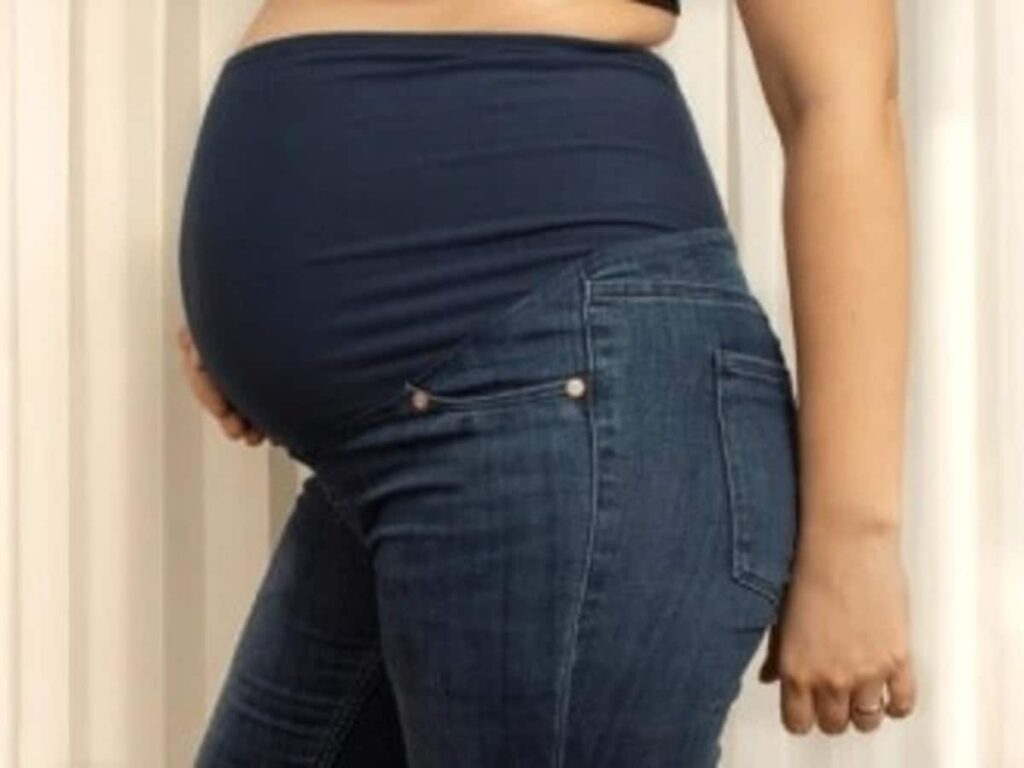 Avoid Tight Jeans During Pregnancy: 7 Major Risks