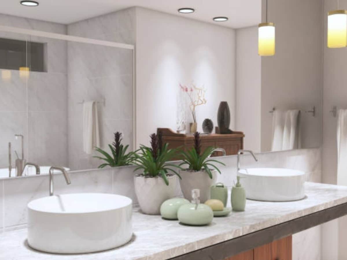 7 Bathroom Items You Must Throw Out Now to Avoid Danger
