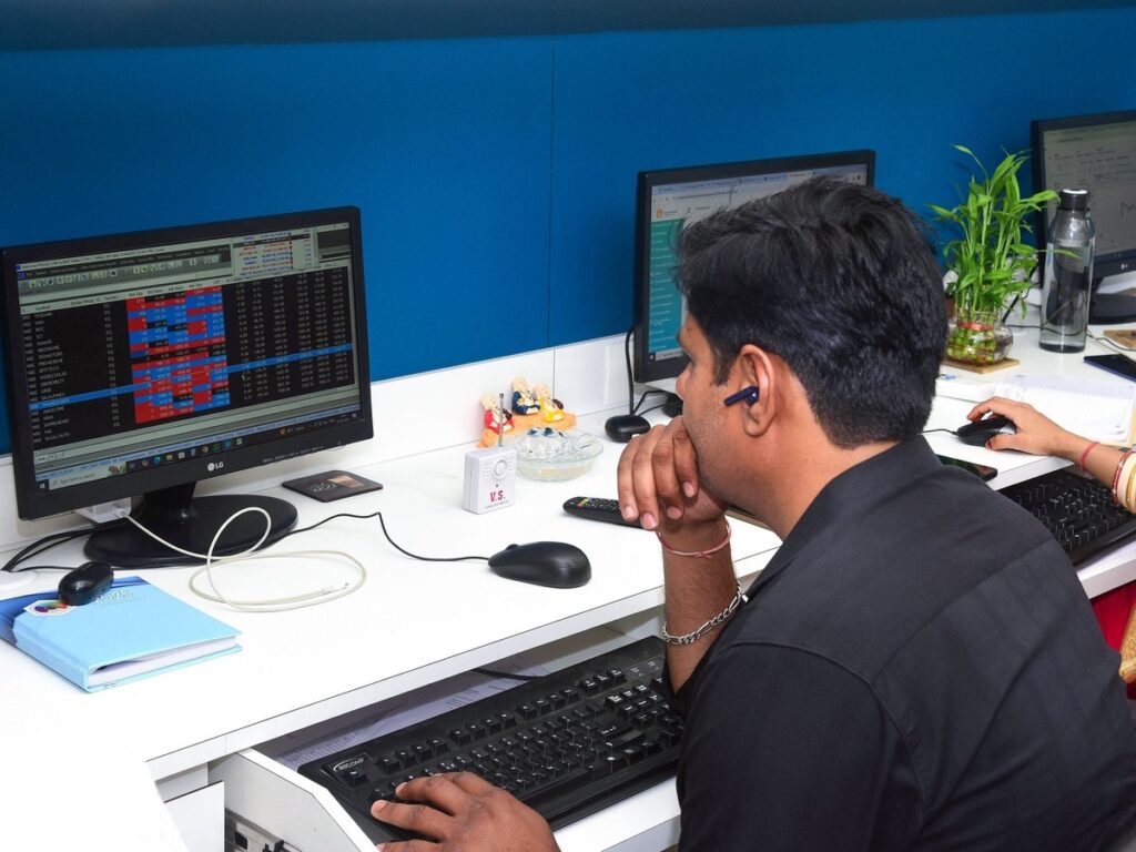 Results of heavyweight share companies, will there be activity in the stock market on Monday?
