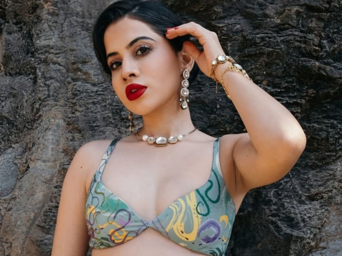 Urfi Javed Reacts to Girls Copying Her Style in Front of Paparazzi